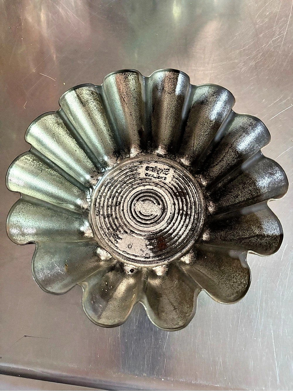 Skyline Flower-Shaped Bakeware Mold 8x3.5 see description for details